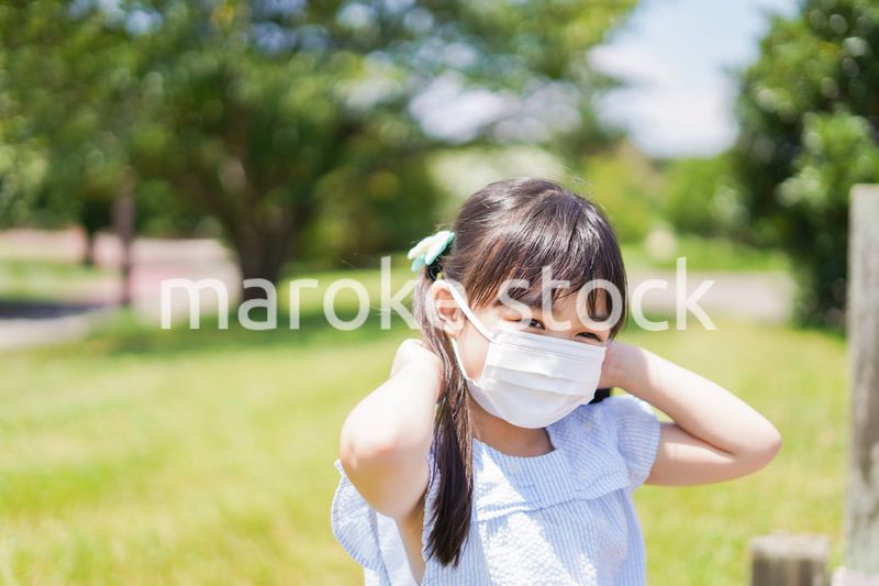 マスクをして暑さに苦しむ子供