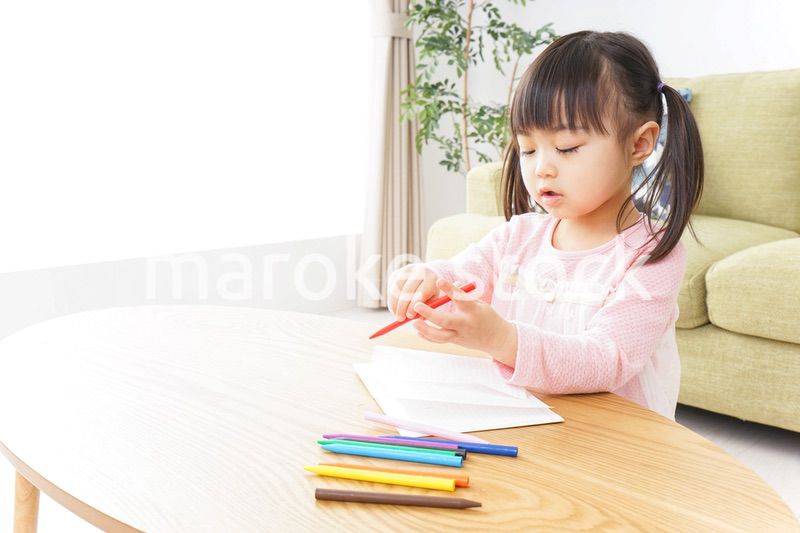 お絵かきをする子ども・教育イメージ