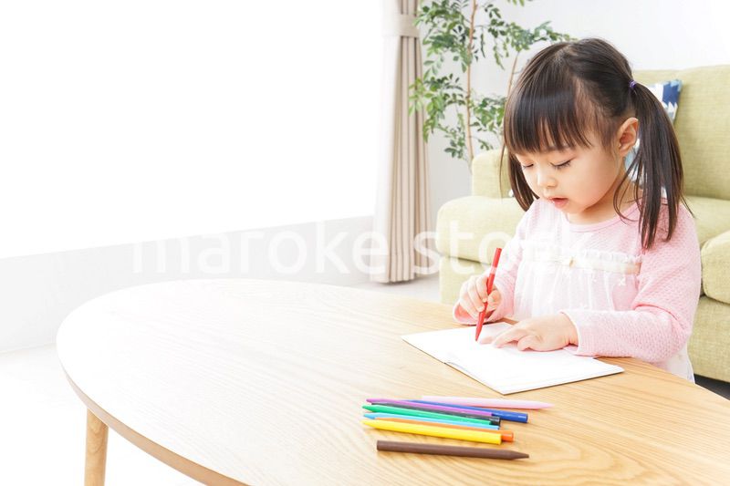 お絵かきをする子ども・教育イメージ