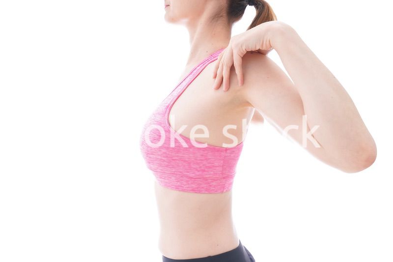 ストレッチをする笑顔の若い女性