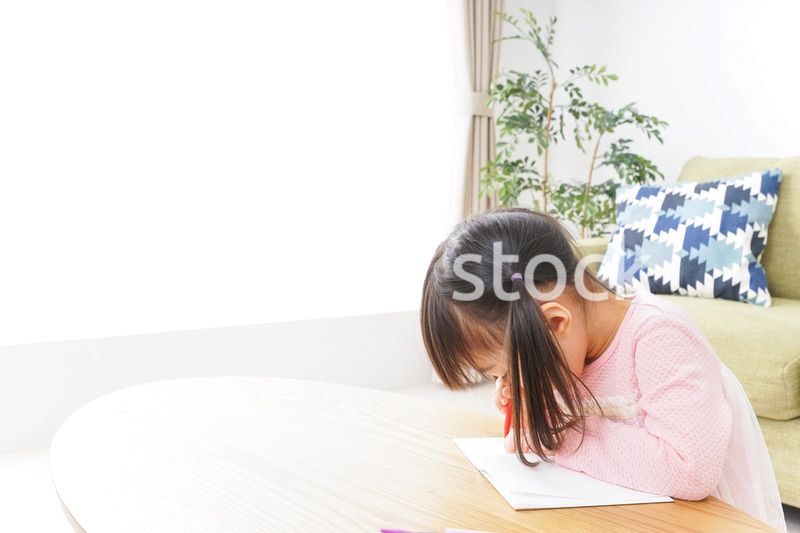 お絵かきをする子ども・教育イメージ