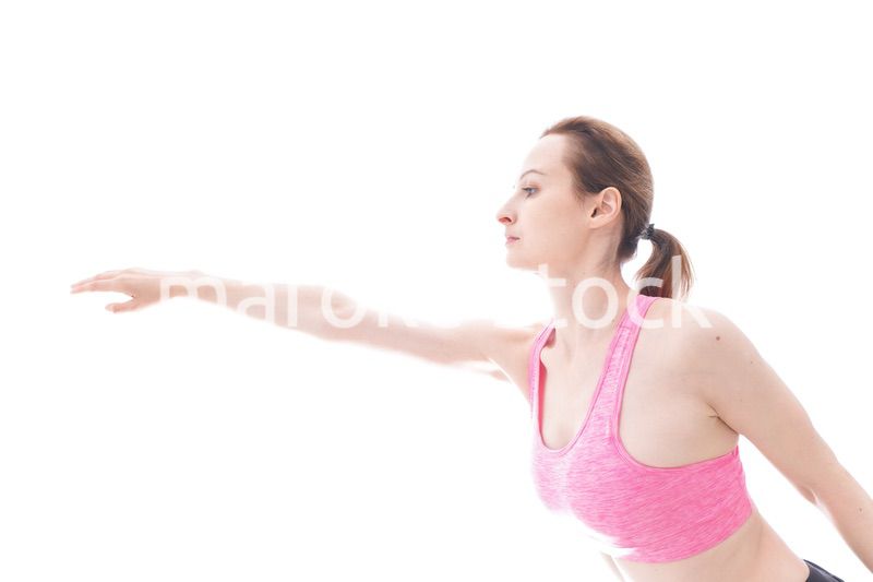 ストレッチをする笑顔の若い女性