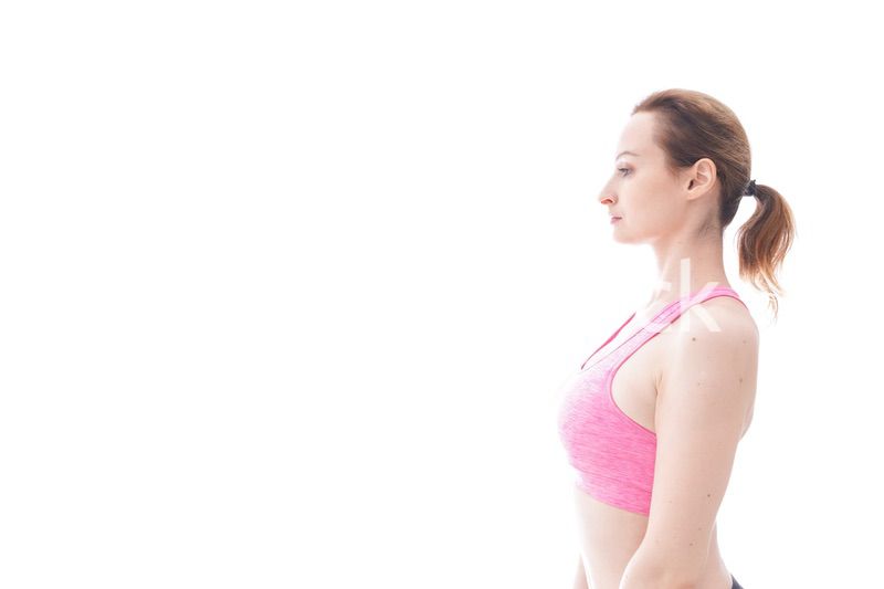 ストレッチをする笑顔の若い女性