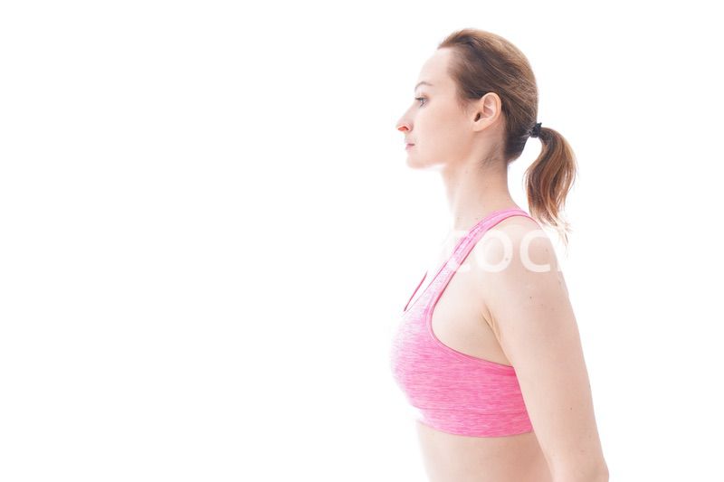 ストレッチをする笑顔の若い女性