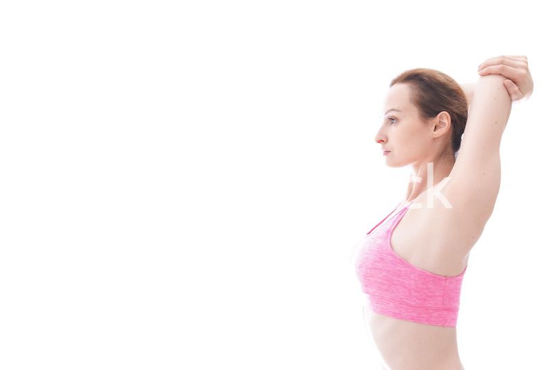 ストレッチをする笑顔の若い女性