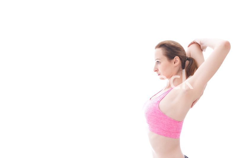 ストレッチをする笑顔の若い女性