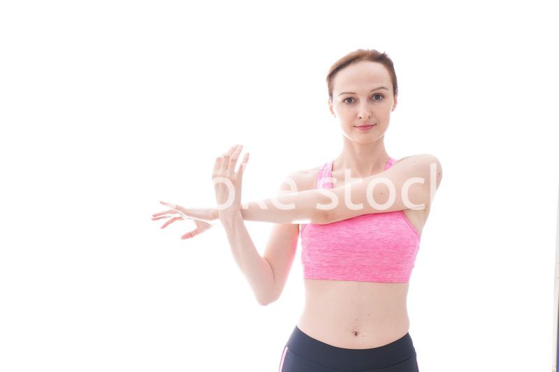 ストレッチをする笑顔の若い女性