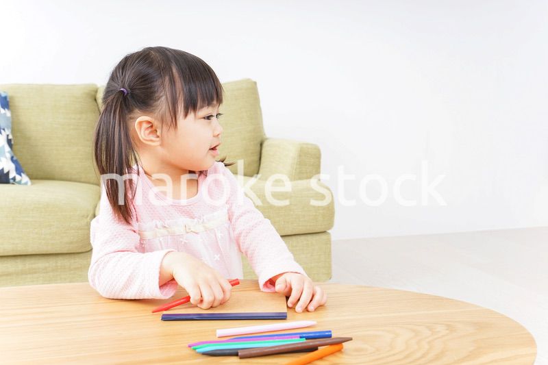 お絵かきをする子ども・教育イメージ