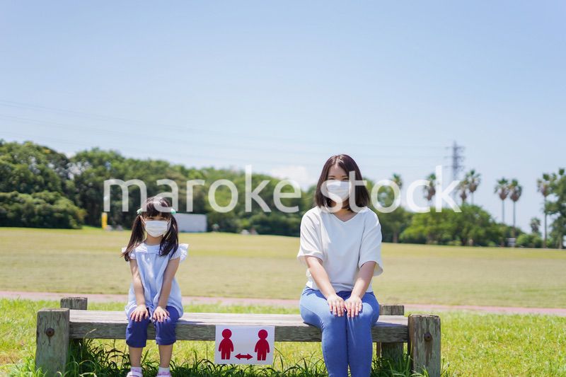 ソーシャルディスタンスを確保する親子