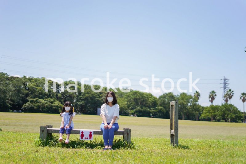 ソーシャルディスタンスを確保する親子