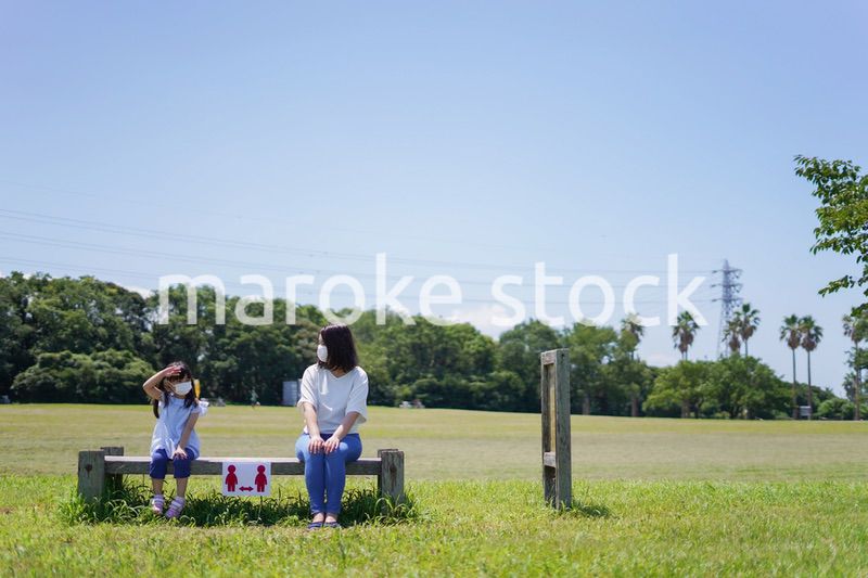 ソーシャルディスタンスを確保する親子