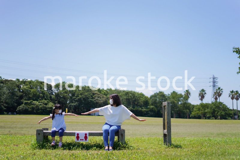 ソーシャルディスタンスを確保する親子