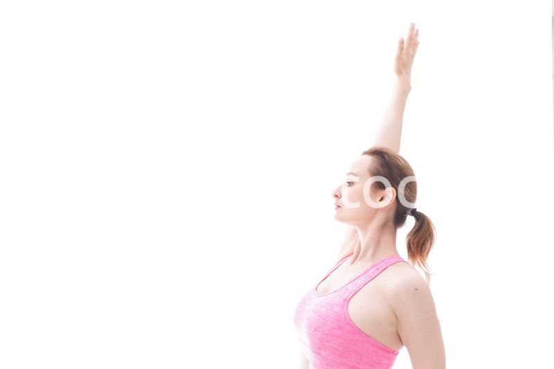 ストレッチをする笑顔の若い女性