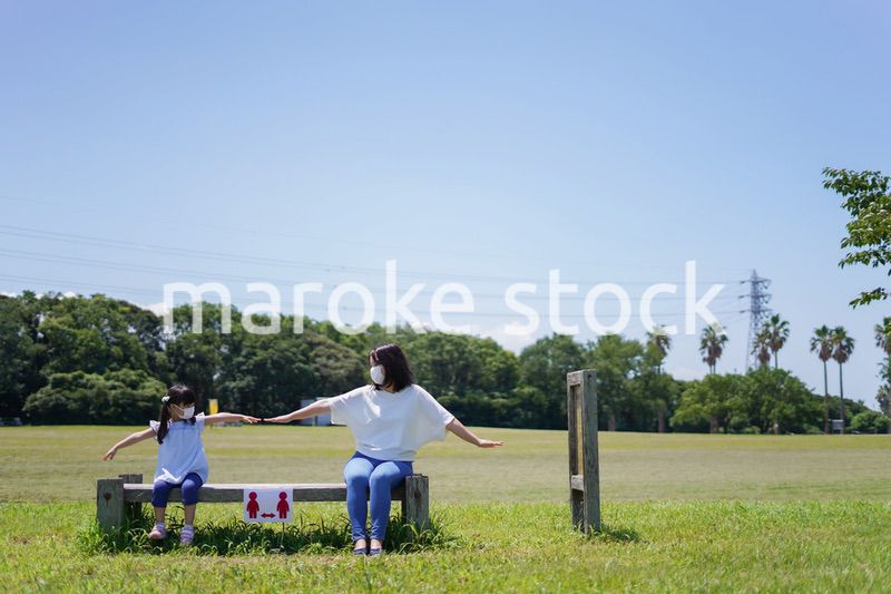 ソーシャルディスタンスを確保する親子