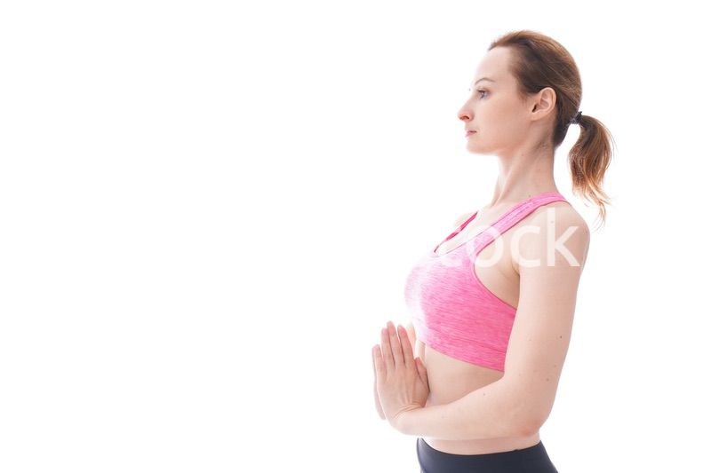 ヨガをするスポーツウェアを着た若い女性