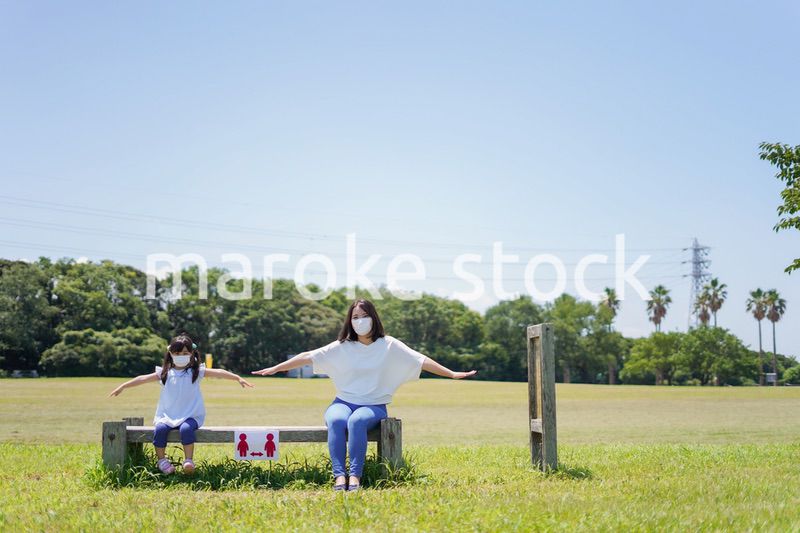 ソーシャルディスタンスを確保する親子