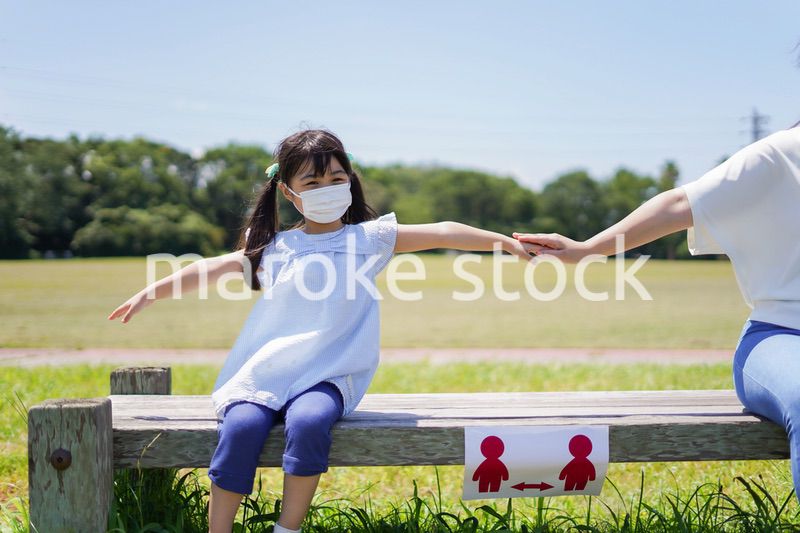 ソーシャルディスタンスを確保する親子