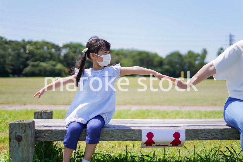 ソーシャルディスタンスを確保する親子