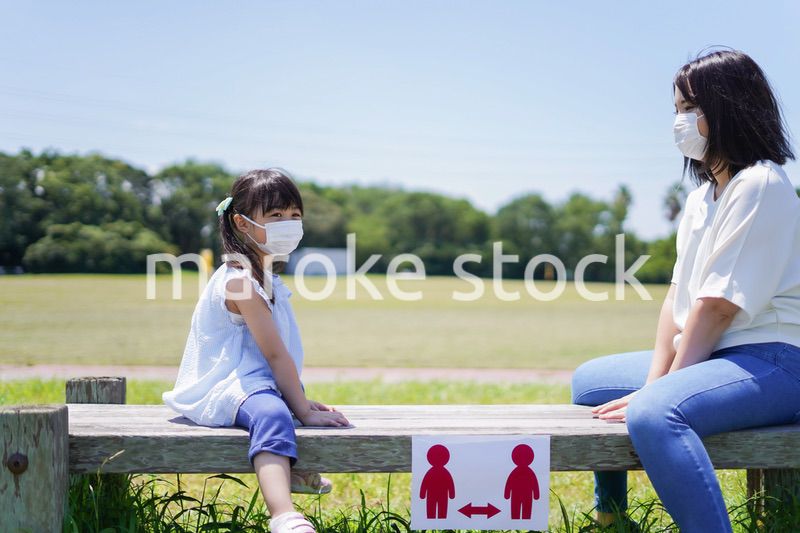ソーシャルディスタンスを確保する親子