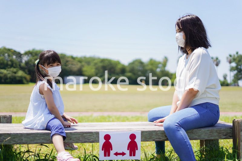 ソーシャルディスタンスを確保する親子