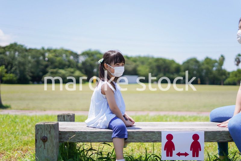 ソーシャルディスタンスを確保する親子