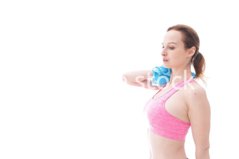 ヨガをするスポーツウェアを着た若い女性