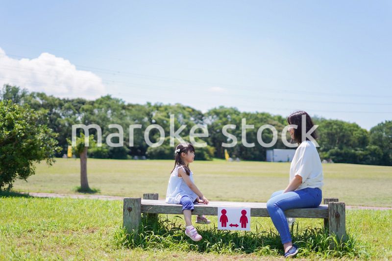 ソーシャルディスタンスを確保する親子