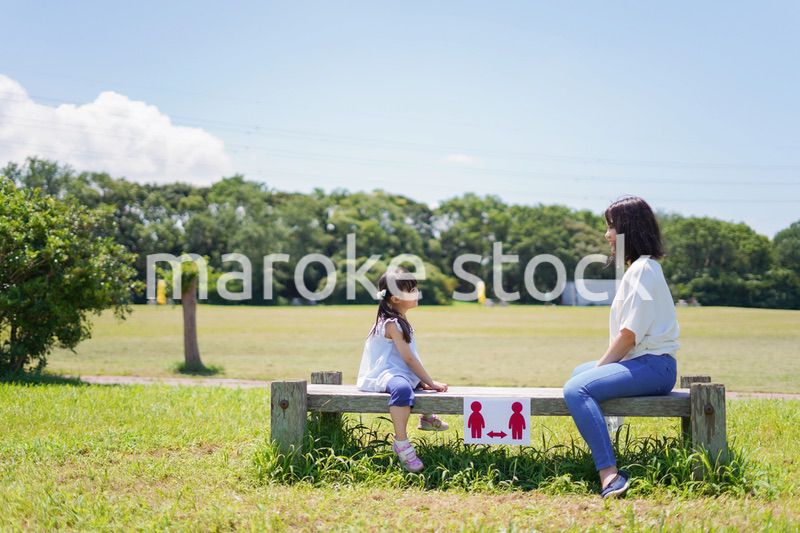 ソーシャルディスタンスを確保する親子