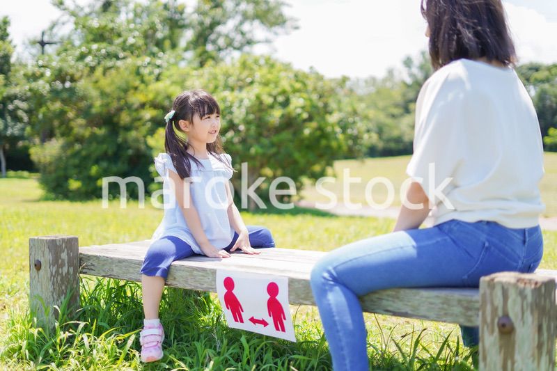 ソーシャルディスタンスを確保する親子