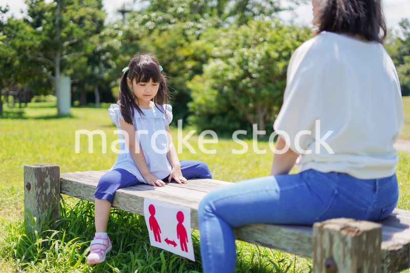 ソーシャルディスタンスを確保する親子