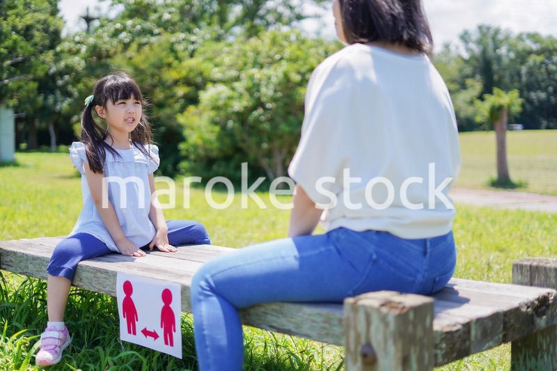 ソーシャルディスタンスを確保する親子