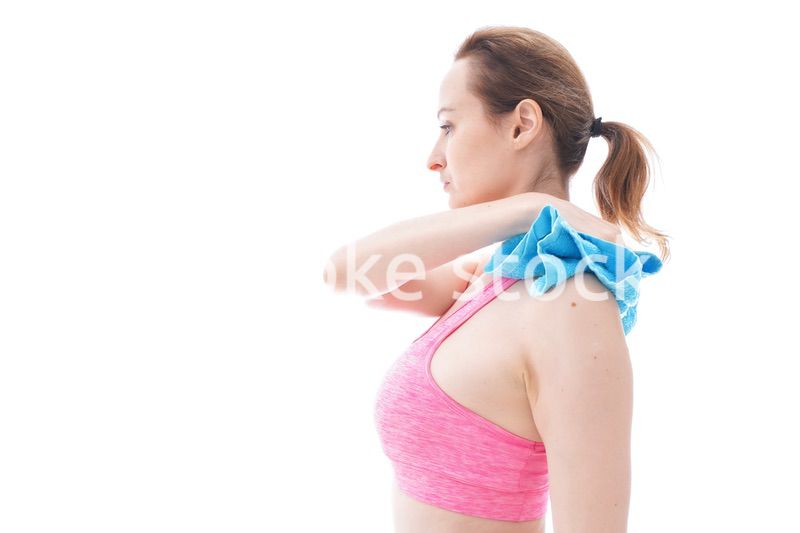 ヨガをするスポーツウェアを着た若い女性