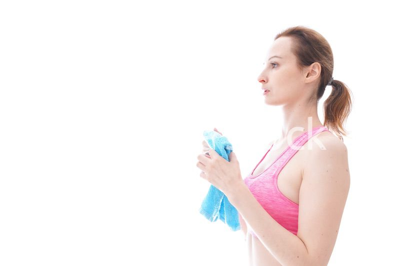 ヨガをするスポーツウェアを着た若い女性