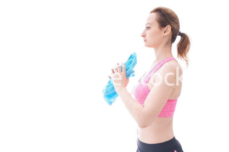 ヨガをするスポーツウェアを着た若い女性