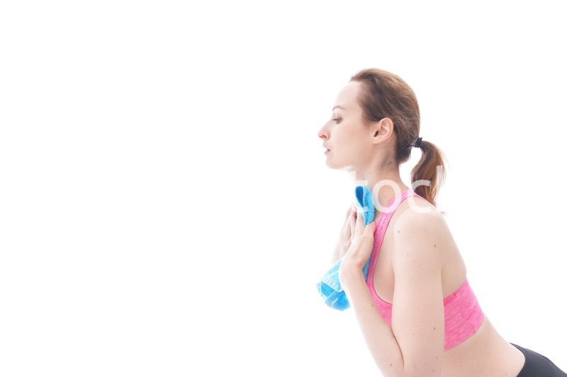 ヨガをするスポーツウェアを着た若い女性