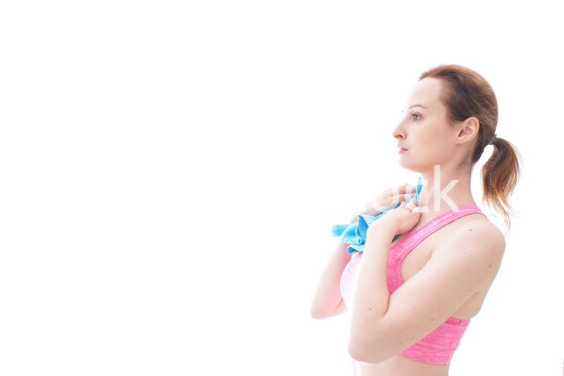 ヨガをするスポーツウェアを着た若い女性