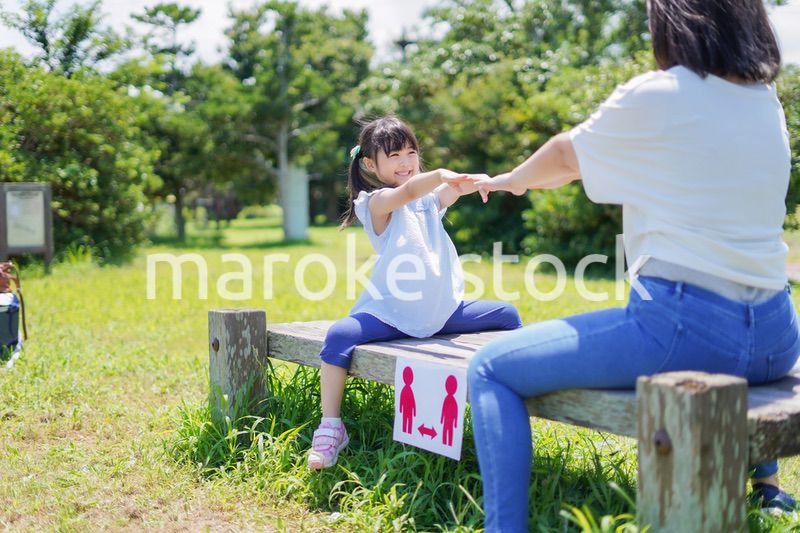 ソーシャルディスタンスを確保する親子