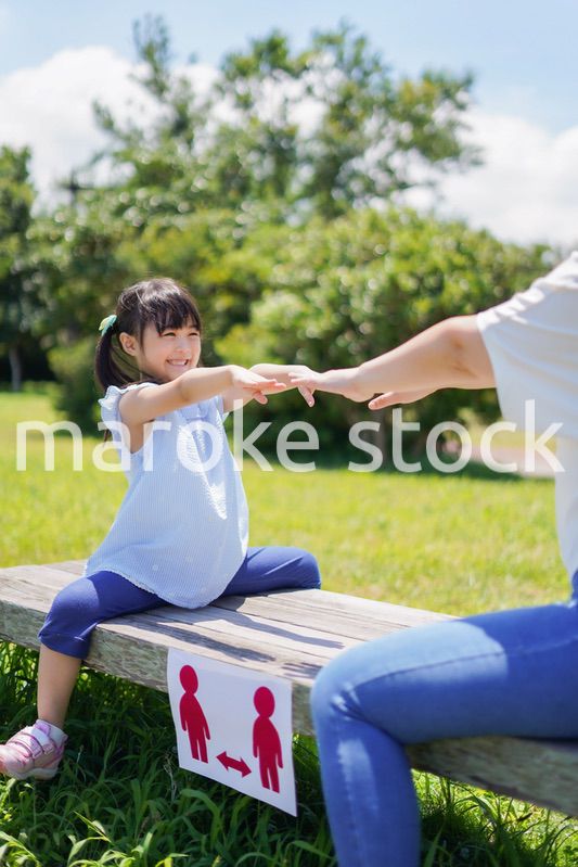 ソーシャルディスタンスを確保する親子