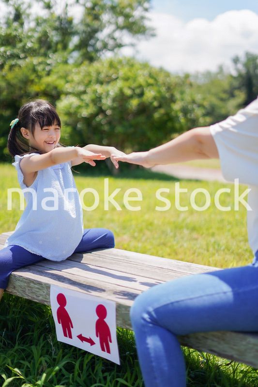 ソーシャルディスタンスを確保する親子