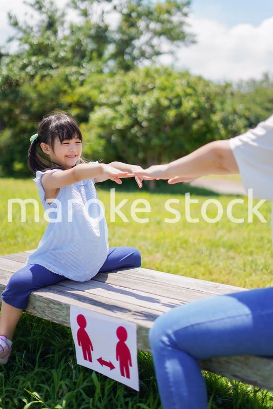 ソーシャルディスタンスを確保する親子