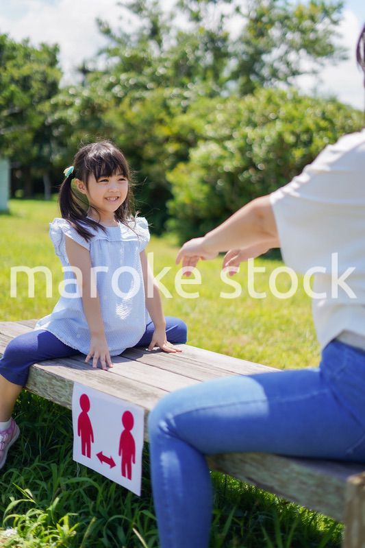 ソーシャルディスタンスを確保する親子