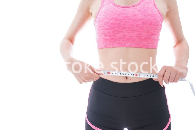 ダイエットをする若い女性