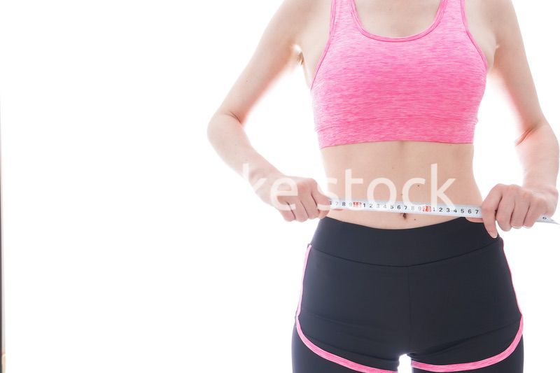 ダイエットをする若い女性