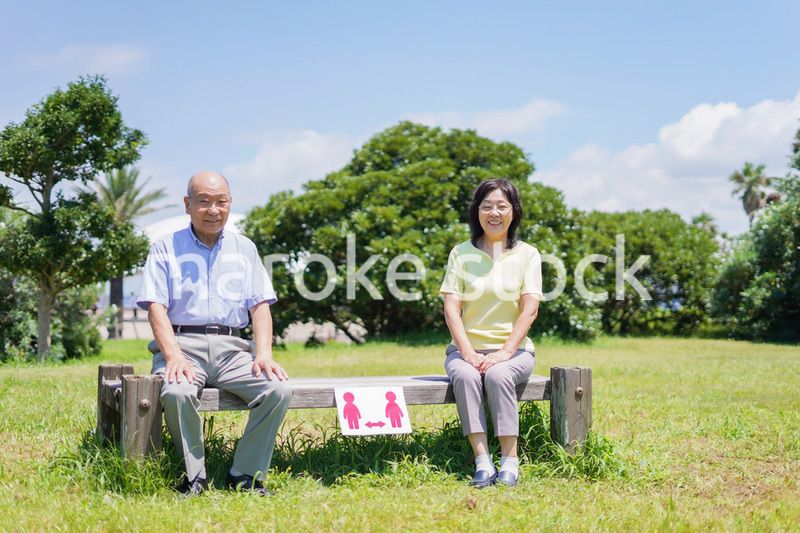 ソーシャルディスタンスを確保して会話をする高齢者