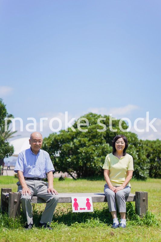 ソーシャルディスタンスを確保して会話をする高齢者