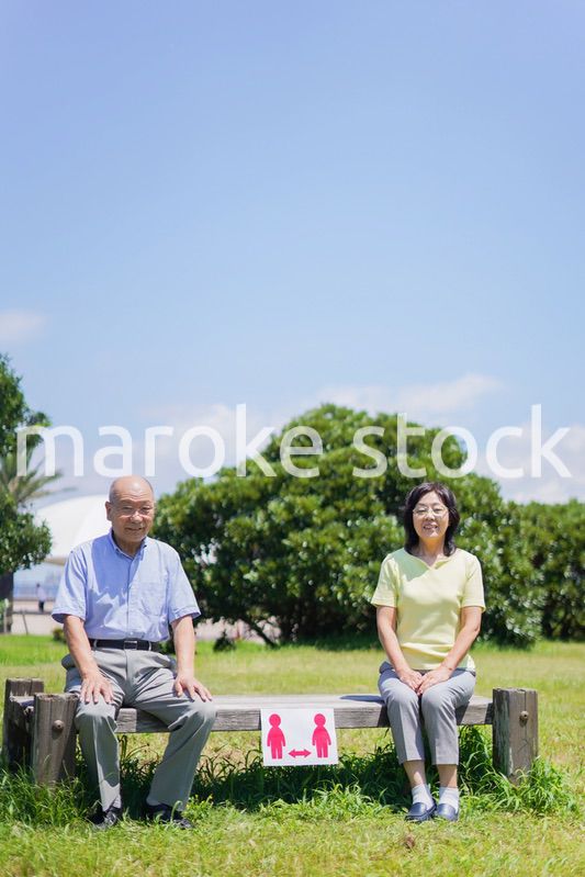 ソーシャルディスタンスを確保して会話をする高齢者