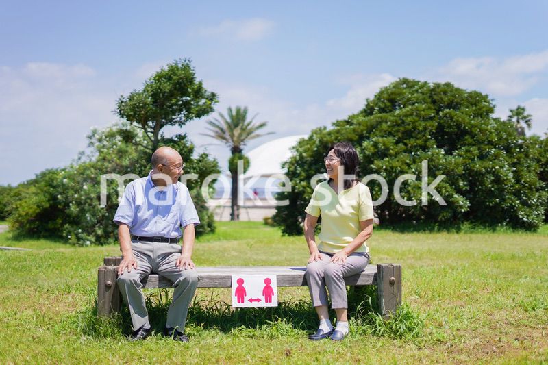 ソーシャルディスタンスを確保して会話をする高齢者