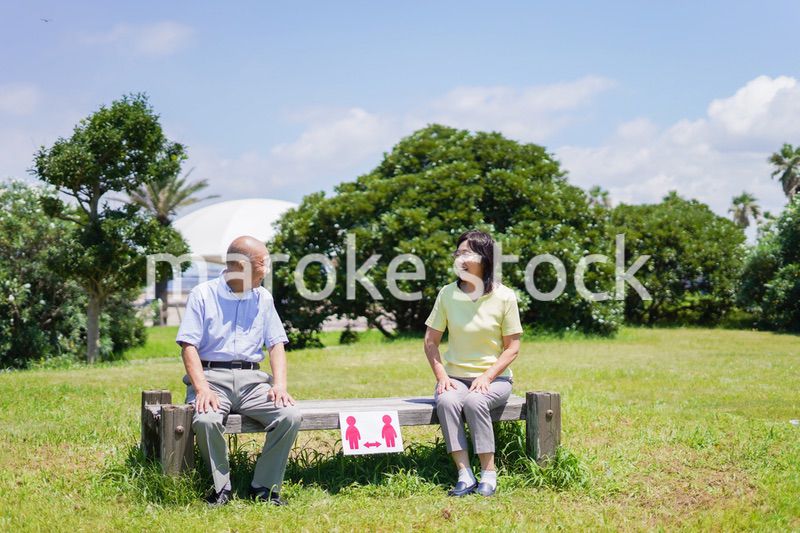 ソーシャルディスタンスを確保して会話をする高齢者
