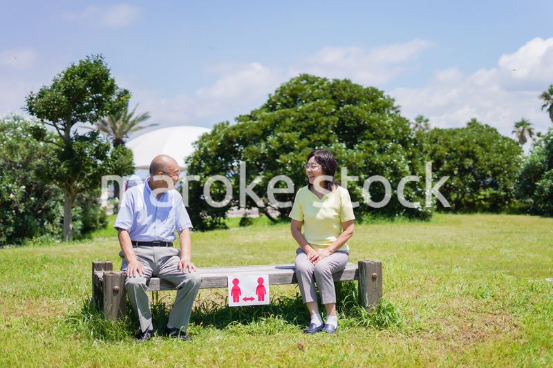 ソーシャルディスタンスを確保して会話をする高齢者