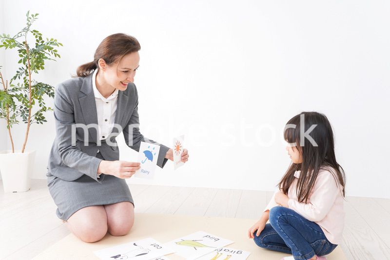 ネイティブスピーカーと英語を勉強する子ども